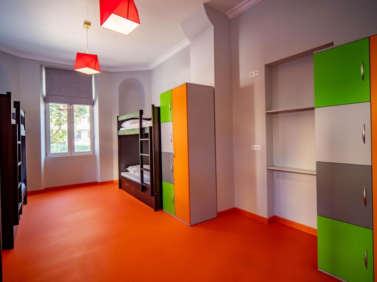 Banana'S Camp Hostel Cannes Ngoại thất bức ảnh