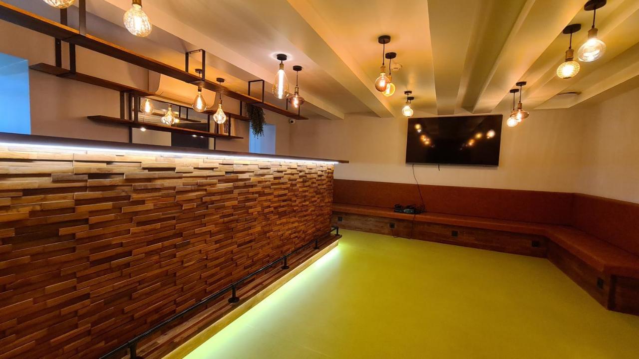 Banana'S Camp Hostel Cannes Ngoại thất bức ảnh
