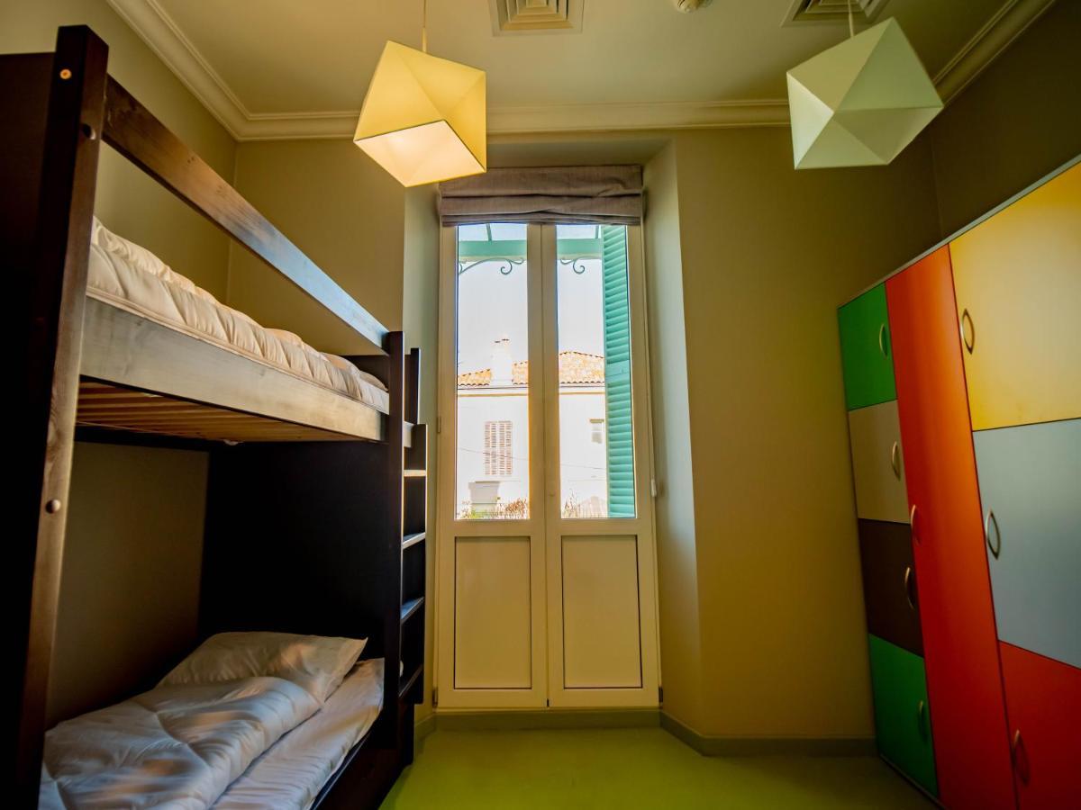 Banana'S Camp Hostel Cannes Ngoại thất bức ảnh