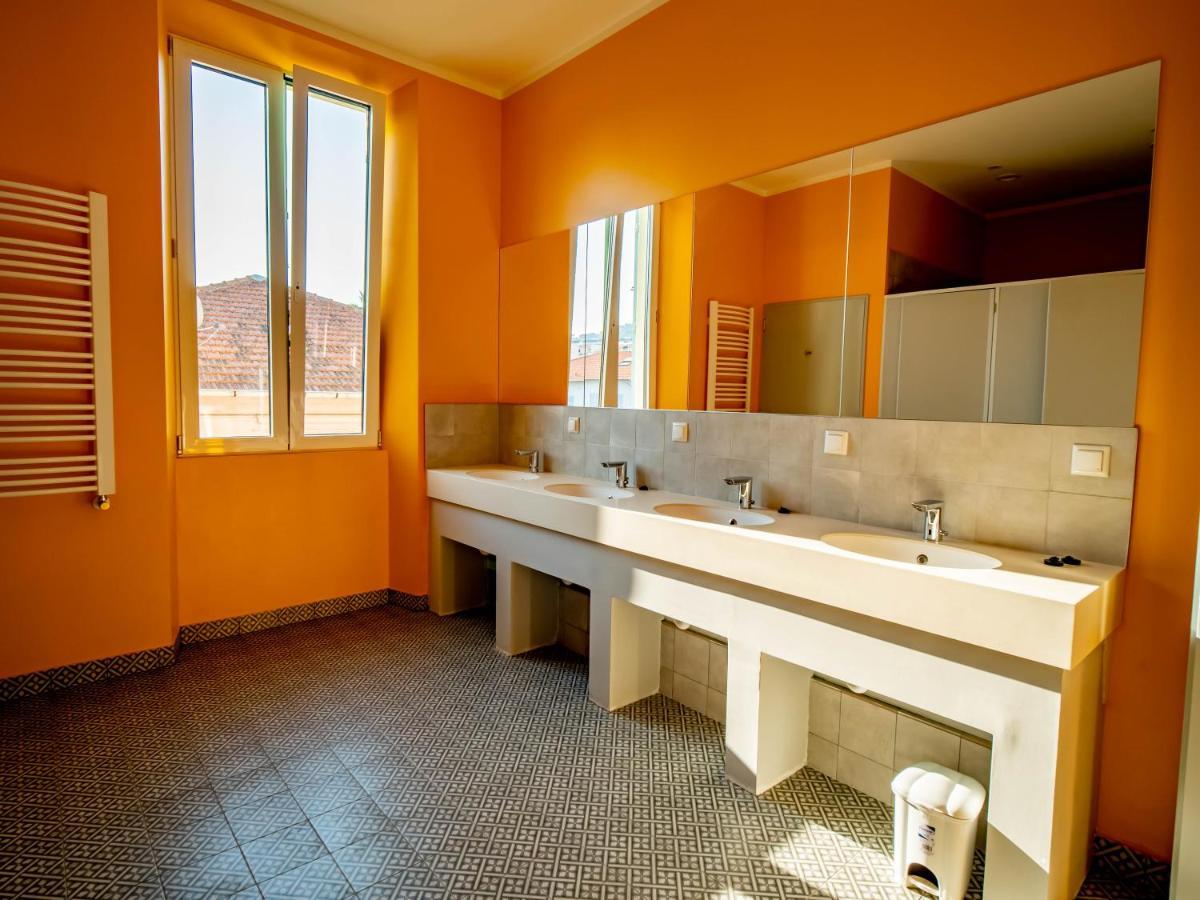 Banana'S Camp Hostel Cannes Ngoại thất bức ảnh